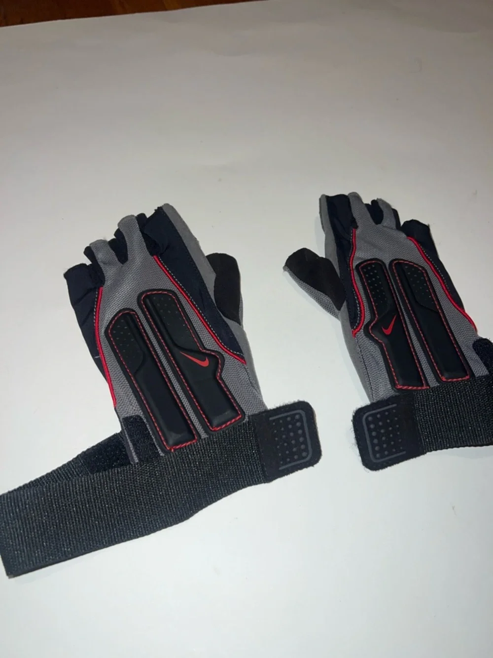 Nike Women’s Core Max Workout Fingerless Gloves, size Medium